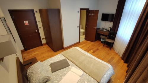 Habitación Deluxe con cama extragrande del hotel OYO The Kilburn Arms. Foto 6