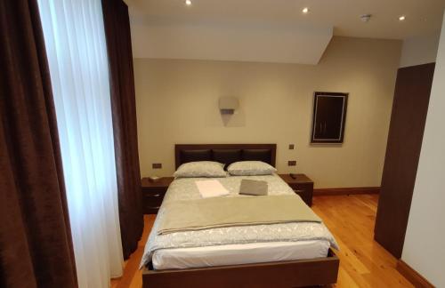 Habitación Deluxe con cama extragrande del hotel OYO The Kilburn Arms. Foto 7