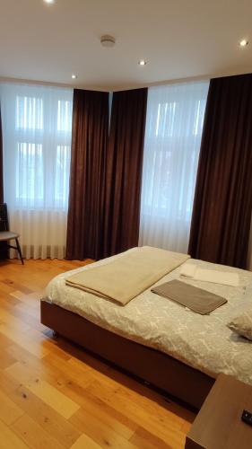 Habitación Deluxe con cama extragrande del hotel OYO The Kilburn Arms. Foto 8