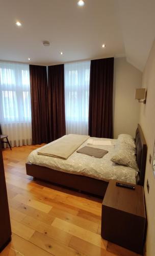 Habitación Deluxe con cama extragrande del hotel OYO The Kilburn Arms. Foto 10