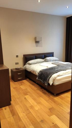 Habitación Triple Deluxe del hotel OYO The Kilburn Arms. Foto 5