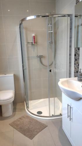 Habitación Triple Deluxe del hotel OYO The Kilburn Arms. Foto 7