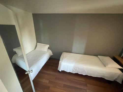 Habitación Estándar - 1 cama doble y 1 individual del hotel Ibis Saint Die Des Vosges. Foto 2