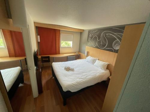 Habitación Estándar - 1 cama doble y 1 individual del hotel Ibis Saint Die Des Vosges. Foto 3