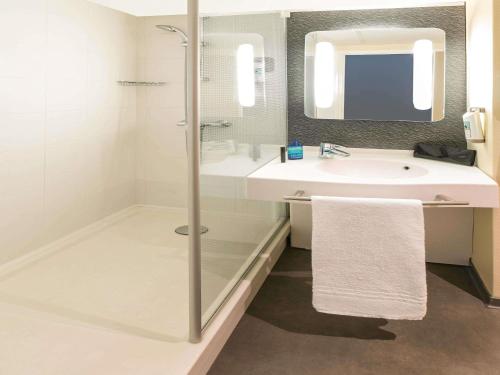 Habitación Estándar dos camas individuales del hotel Ibis Saint Dizier. Foto 1