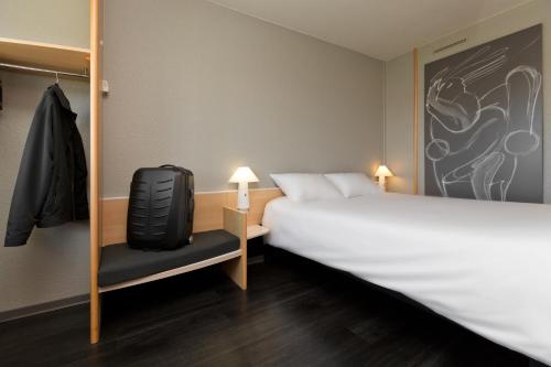 Habitación Estándar dos camas individuales del hotel Ibis Saint Dizier. Foto 2