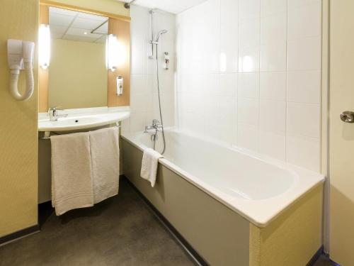 Standard Room with Double Bed and Twin Beds del hotel Ibis Saint Dizier