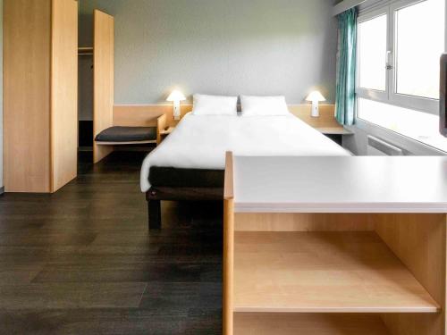 Standard Room with Double Bed and Twin Beds del hotel Ibis Saint Dizier. Foto 1