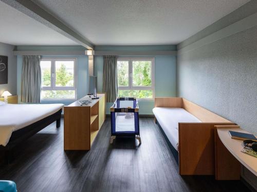 Standard Room with Double Bed and Twin Beds del hotel Ibis Saint Dizier. Foto 2