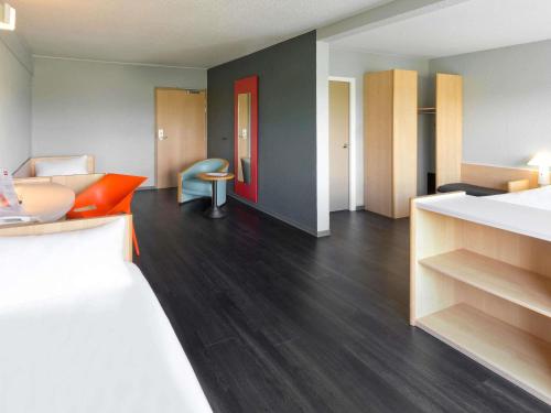 Standard Room with Double Bed and Twin Beds del hotel Ibis Saint Dizier. Foto 3