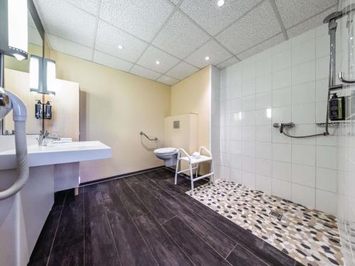 Standard Room with Double Bed and Twin Beds del hotel Ibis Saint Dizier. Foto 4