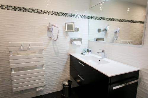 Habitación Doble Estándar del hotel Mercure Mont Saint Michel. Foto 3