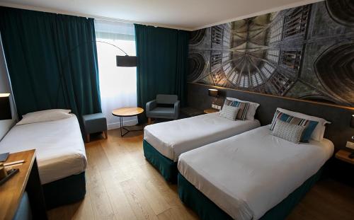 Habitación Estándar con 3 camas individuales del hotel Mercure Mont Saint Michel. Foto 3