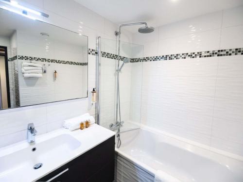 Habitación Estándar con 3 camas individuales del hotel Mercure Mont Saint Michel. Foto 4