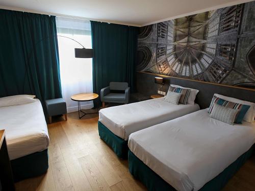 Habitación Estándar con 3 camas individuales del hotel Mercure Mont Saint Michel. Foto 4