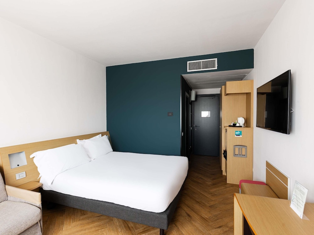 Habitación estándar, 1 cama de matrimonio grande del hotel Novotel Caserta Sud