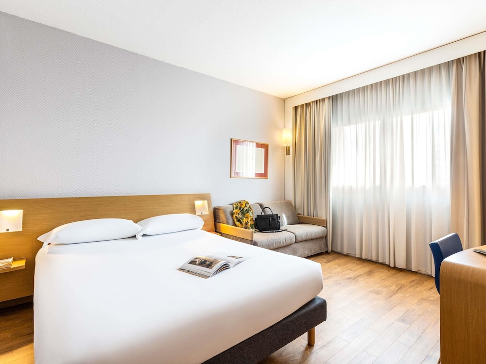 Habitación estándar, 1 cama de matrimonio grande del hotel Novotel Caserta Sud. Foto 1
