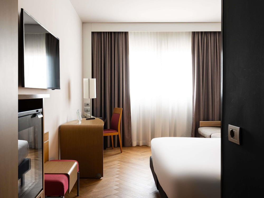 Habitación estándar, 1 cama de matrimonio grande del hotel Novotel Caserta Sud. Foto 2
