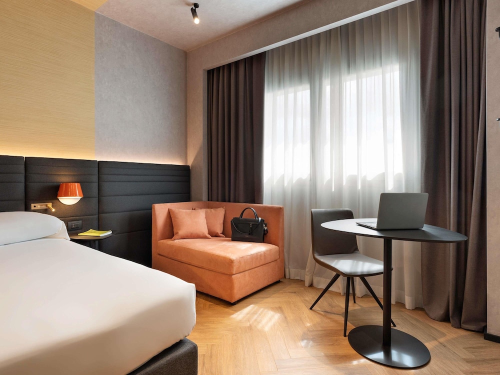 Habitación superior, 1 cama de matrimonio grande con sofá cama del hotel Novotel Caserta Sud