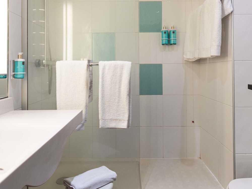 Habitación estándar, 1 cama de matrimonio grande con sofá cama del hotel Novotel Caserta Sud. Foto 1