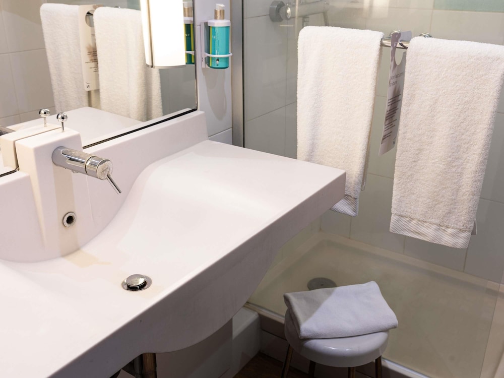 Habitación estándar, 1 cama de matrimonio grande del hotel Novotel Caserta Sud. Foto 12