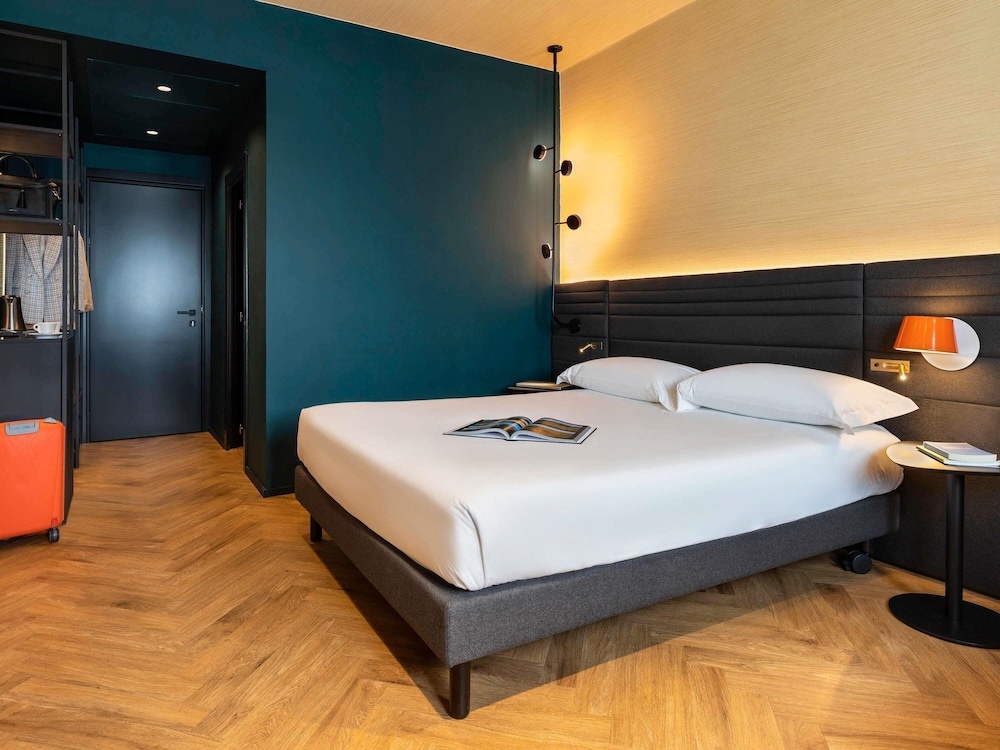 Habitación superior, 1 cama de matrimonio grande con sofá cama del hotel Novotel Caserta Sud. Foto 2