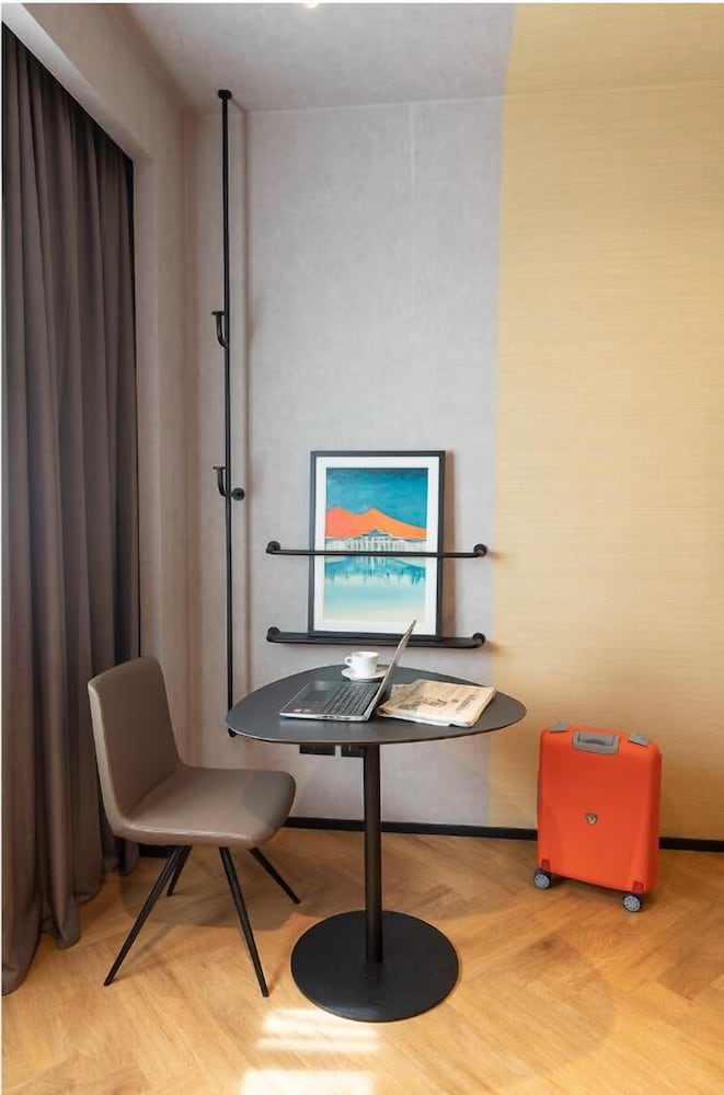 Habitación superior, 1 cama de matrimonio grande con sofá cama del hotel Novotel Caserta Sud. Foto 3