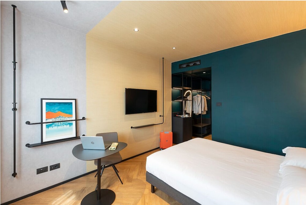 Habitación superior, 1 cama de matrimonio grande con sofá cama del hotel Novotel Caserta Sud. Foto 4