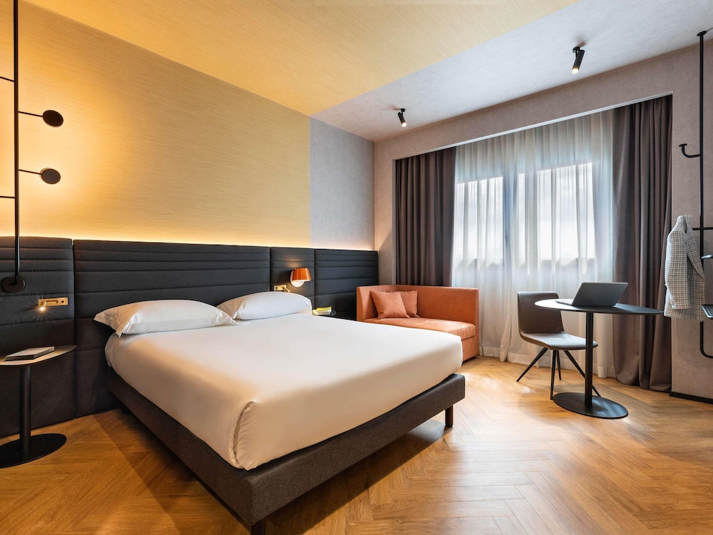 Habitación superior, 1 cama de matrimonio grande con sofá cama del hotel Novotel Caserta Sud. Foto 6