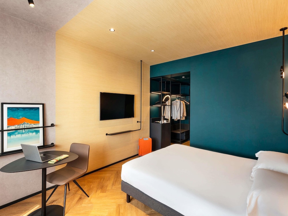 Habitación superior, 1 cama de matrimonio grande con sofá cama del hotel Novotel Caserta Sud. Foto 7