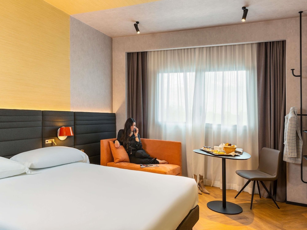 Habitación superior, 1 cama de matrimonio grande con sofá cama del hotel Novotel Caserta Sud. Foto 8