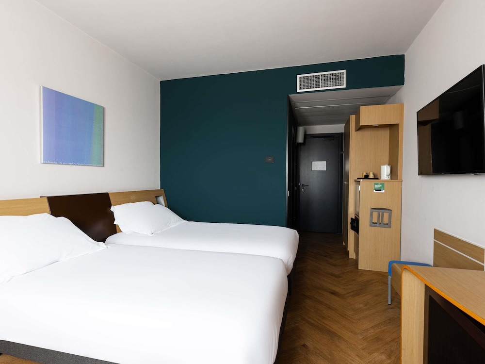 Habitación estándar, 2 camas individuales del hotel Novotel Caserta Sud. Foto 8