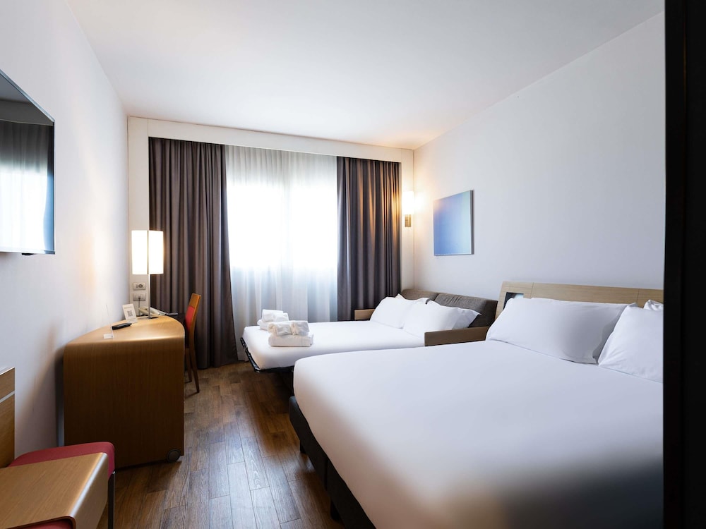 Habitación estándar, 1 cama de matrimonio grande con sofá cama del hotel Novotel Caserta Sud. Foto 2