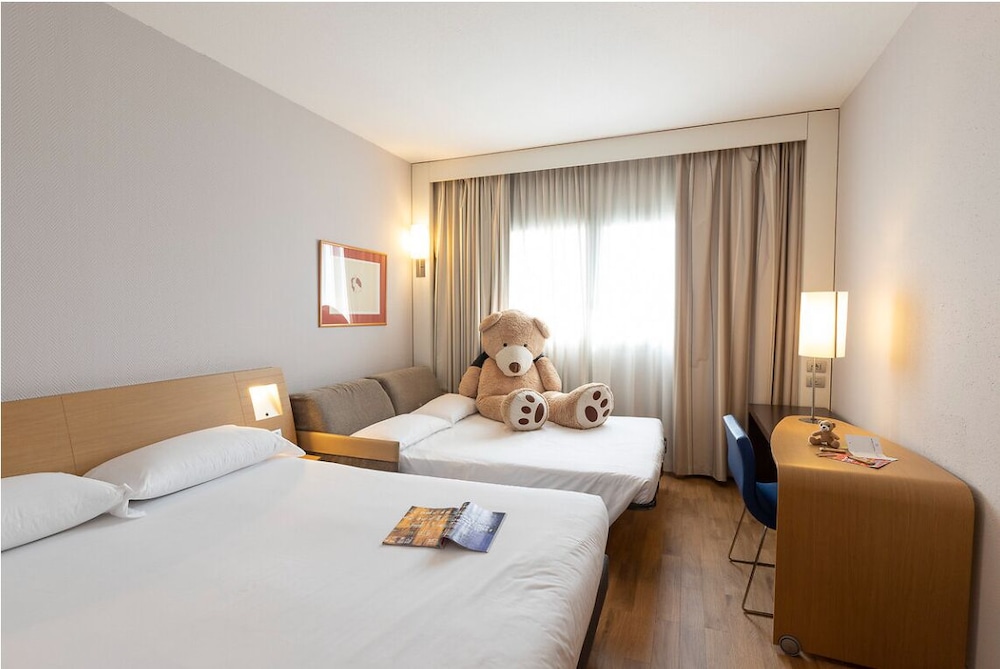 Habitación estándar, 1 cama de matrimonio grande con sofá cama del hotel Novotel Caserta Sud. Foto 3