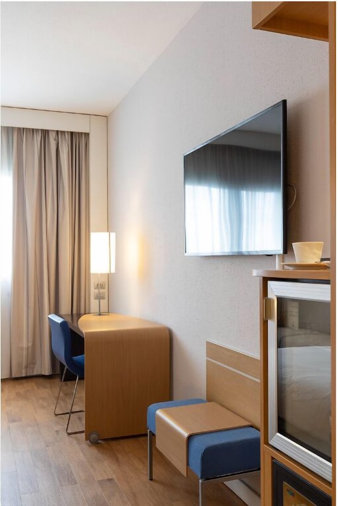 Habitación estándar, 1 cama de matrimonio grande con sofá cama del hotel Novotel Caserta Sud. Foto 4