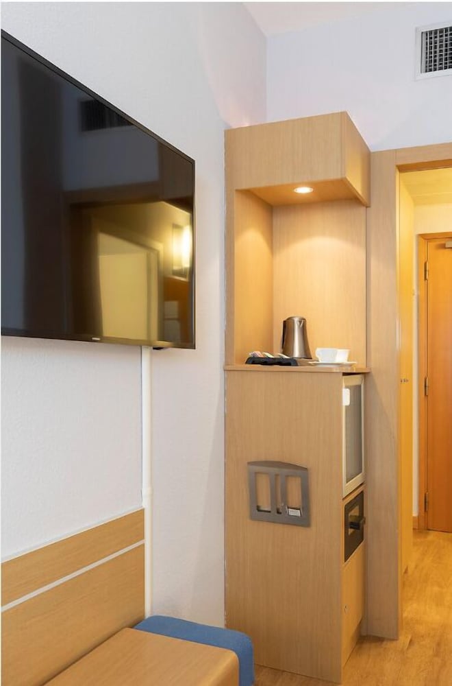 Habitación estándar, 1 cama de matrimonio grande con sofá cama del hotel Novotel Caserta Sud. Foto 5
