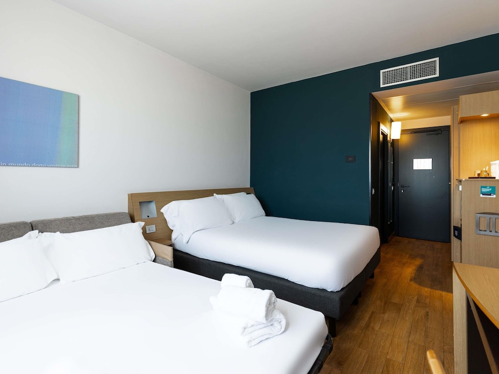 Habitación estándar, 1 cama de matrimonio grande con sofá cama del hotel Novotel Caserta Sud. Foto 7