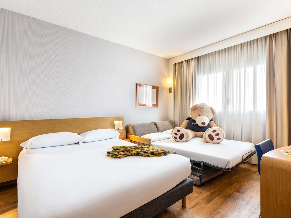 Habitación estándar, 1 cama de matrimonio grande con sofá cama del hotel Novotel Caserta Sud. Foto 9