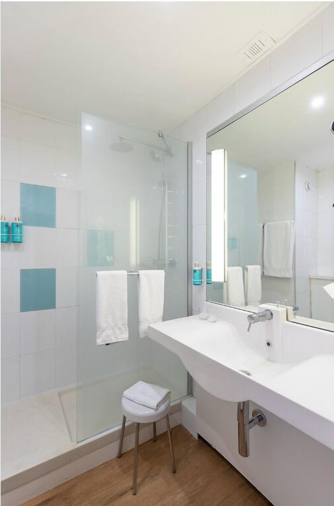 Habitación estándar, 1 cama de matrimonio grande con sofá cama del hotel Novotel Caserta Sud. Foto 10