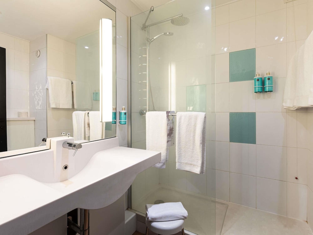 Habitación estándar, 1 cama de matrimonio grande con sofá cama del hotel Novotel Caserta Sud. Foto 11