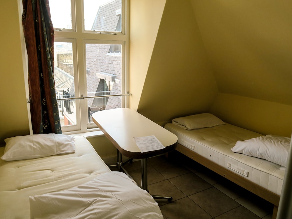 Dormitorio compartido, dormitorio mixto, baño compartido (one bed in a 6 bed dorm) del hotel Strand Continental - Hostel. Foto 1