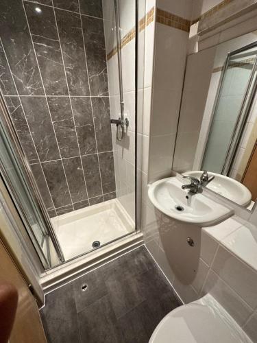 Habitación Familiar con baño privado del hotel Berkeley Court. Foto 1