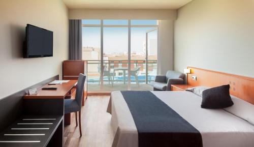 Habitación Cuádruple con terraza del hotel RH VINAROS PLAYA. Foto 1