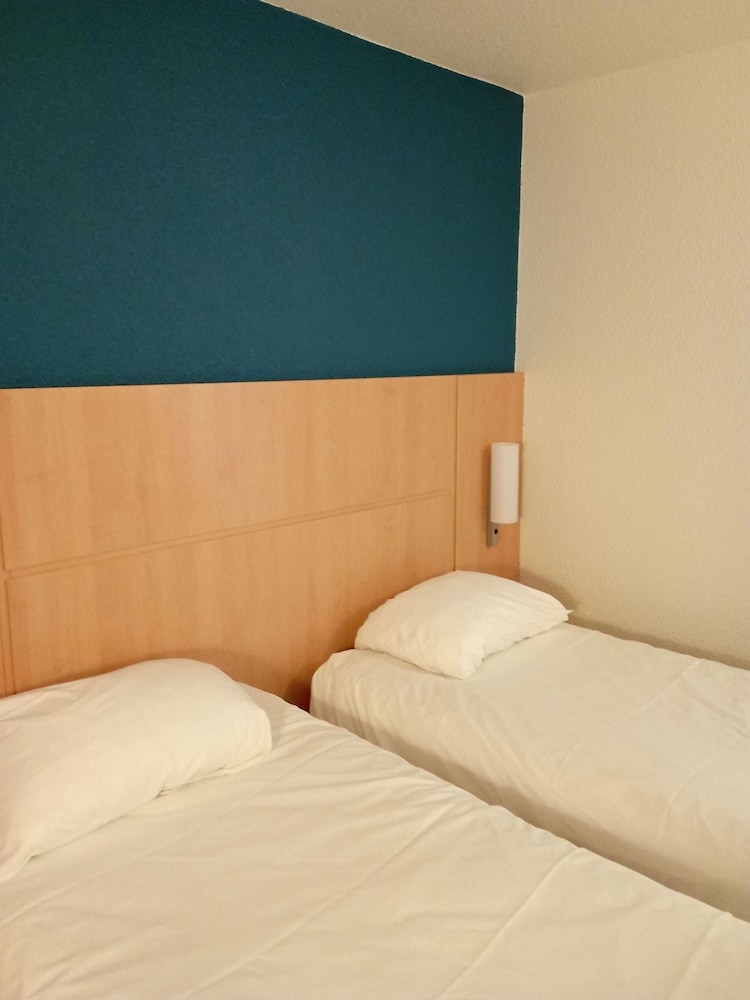 Habitación estándar con camas individuales del hotel Ibis Fourmies. Foto 3