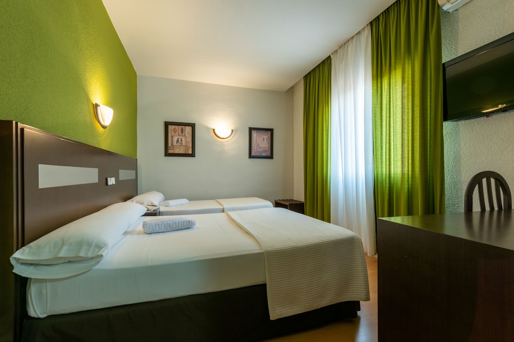 Habitación con 1 cama doble o 2 individuales del hotel Las Estrellas. Foto 6