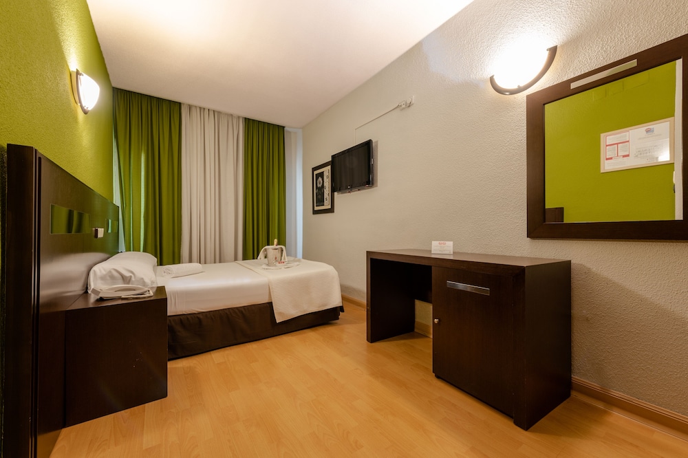 Habitación con 1 cama doble o 2 individuales del hotel Las Estrellas. Foto 9