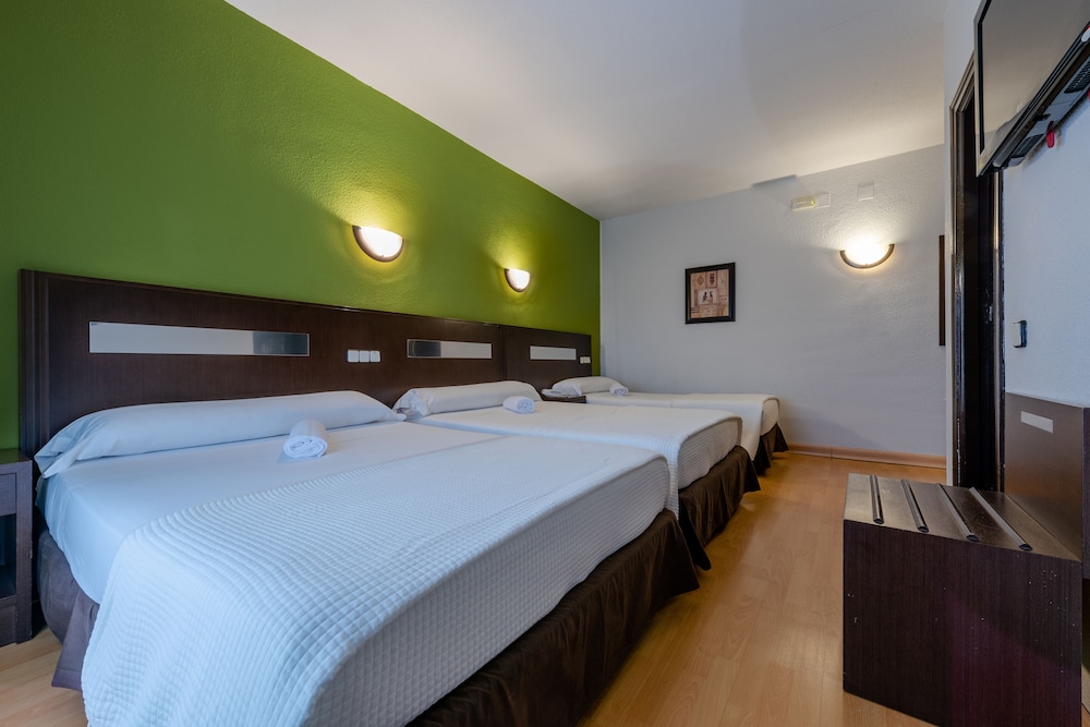 Habitación Triple del hotel Las Estrellas. Foto 1