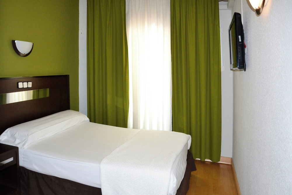 Habitación con 1 cama doble o 2 individuales del hotel Las Estrellas. Foto 1