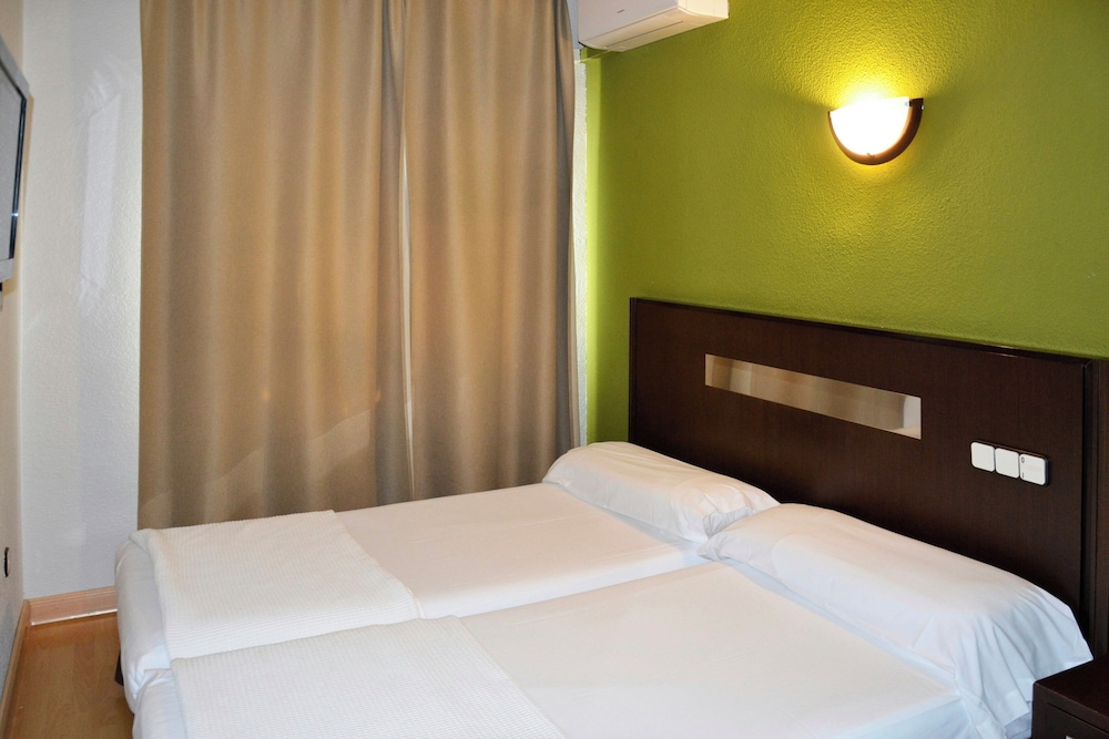 Habitación con 1 cama doble o 2 individuales del hotel Las Estrellas. Foto 2