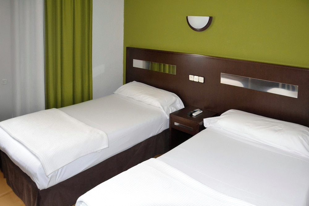 Habitación con 1 cama doble o 2 individuales del hotel Las Estrellas. Foto 3